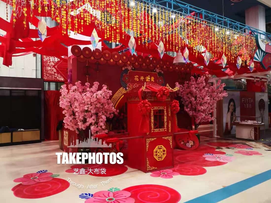 商场新春美陈花艺与主题背景整体效果