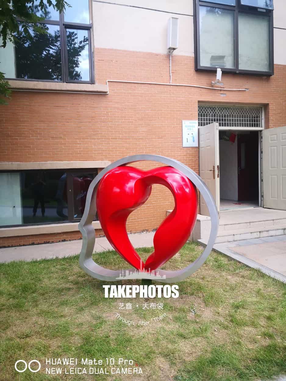 红色爱心主题户外景观装置
