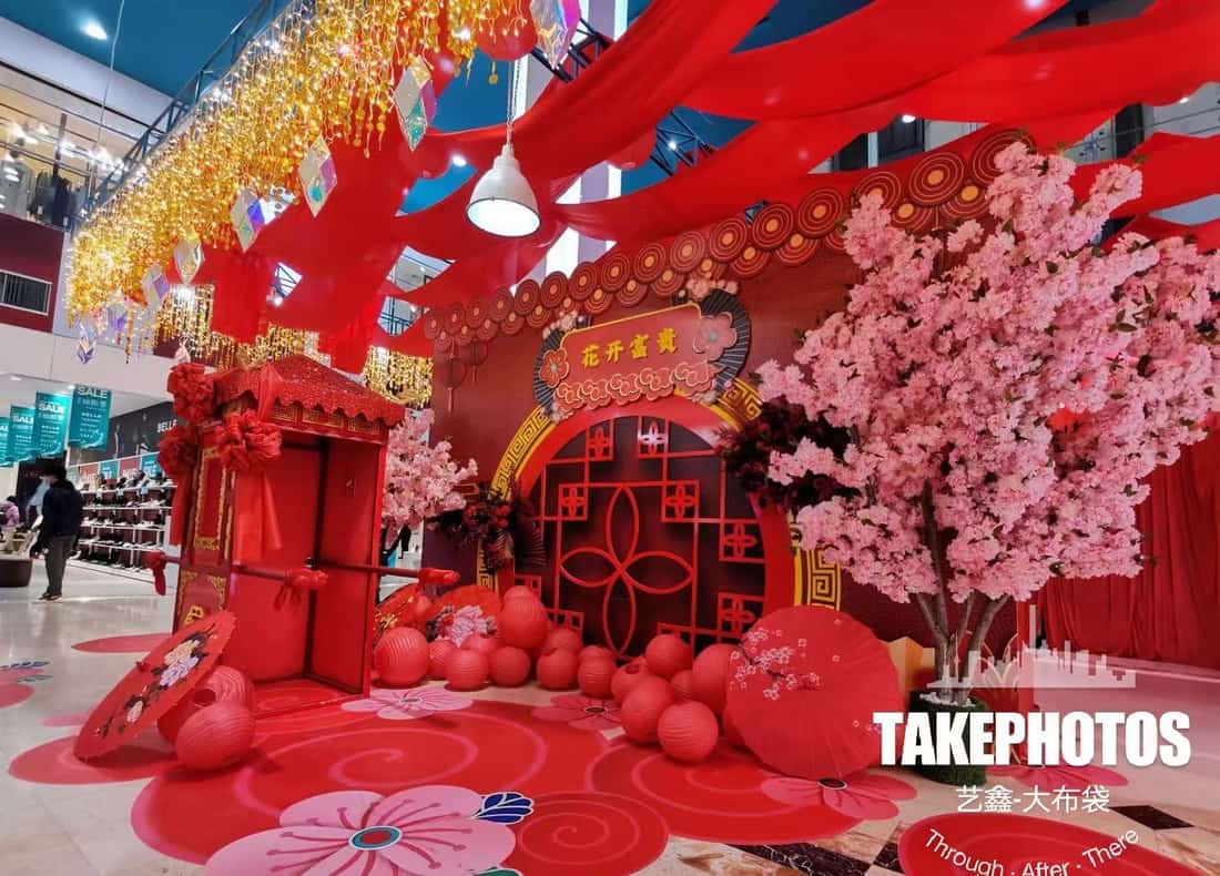 春节美陈圆窗与花艺侧面场景