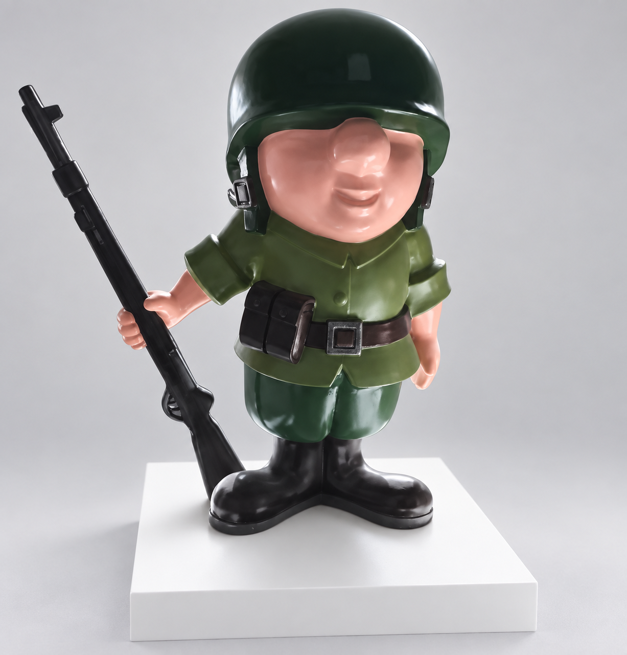 绿色头盔卡通士兵雕塑站立造型及白色底板
