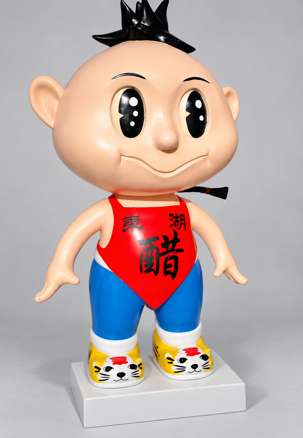 红肚兜蓝裤子虎头鞋的卡通男孩吉祥物雕塑正面