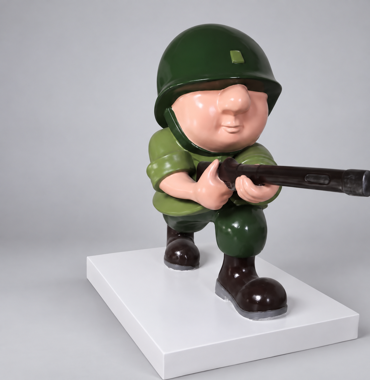 卡通士兵端持道具姿态雕塑